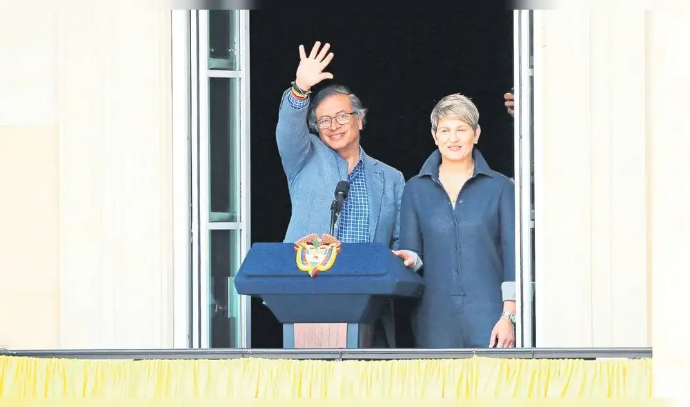 “Balconazo”. El presidente de Colombia, Gustavo Petro (i), saluda junto a su esposa, Verónica Alcocer, durante su discurso. Foto: EFE “Balconazo”. El presidente de Colombia, Gustavo Petro (i), saluda junto a su esposa, Verónica Alcocer, durante su discurso. Foto: EFE