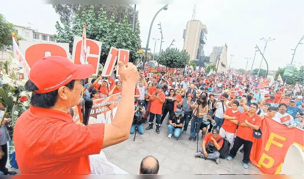 En pie de lucha. Los trabajadores se movilizaron, como cada 1 de mayo, exigiendo mejoras en los salarios que hoy se encuentran mutilados por el golpe de la inflación. Foto: CGTP Perú/Twitter