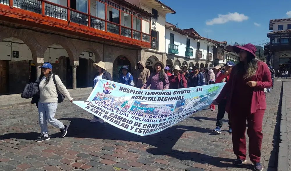 Reclamos. Trabajadores CAS Covid de Cusco salieron ayer a las calles exigiendo al gobierno nombramiento. En Puno también hubo movilizaciones. Foto: LR