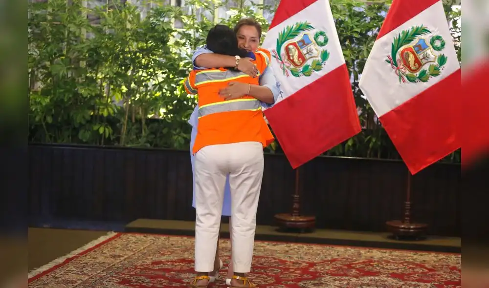 Isabel Cortez abrazó y recibió feliz la condecoración de manos de Dina Boluarte. Foto: Felix Contreras/La República Isabel Cortez abrazó y recibió feliz la condecoración de manos de Dina Boluarte. Foto: Felix Contreras/La República