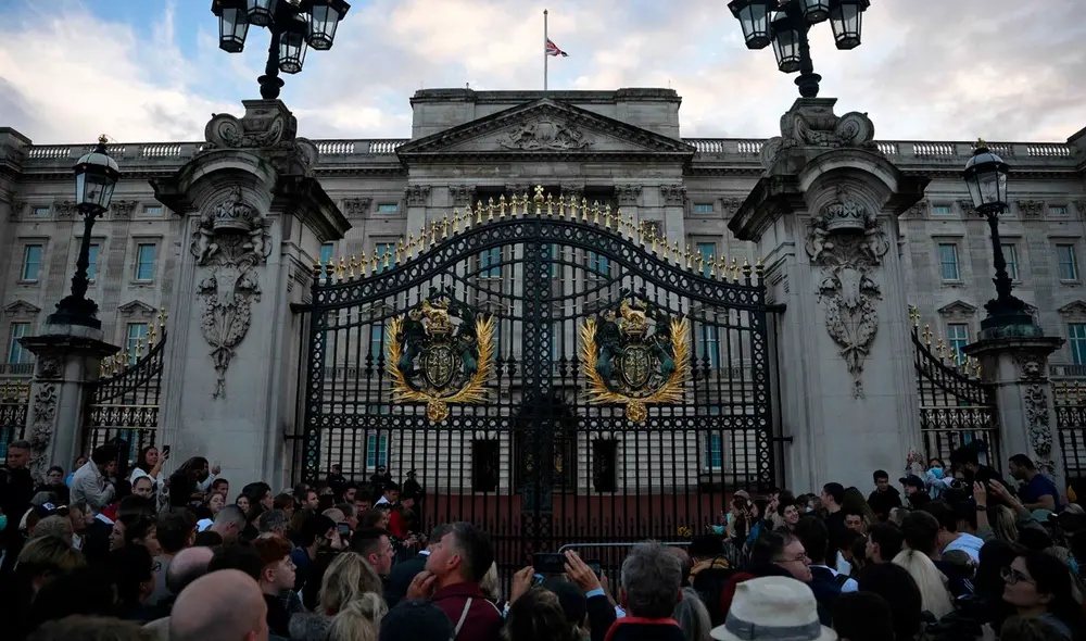 Según las autoridades británicas, se trató de una explosión programada realizada luego que un sujeto arrojara cartuchos de escopeta al palacio. Foto: AFP