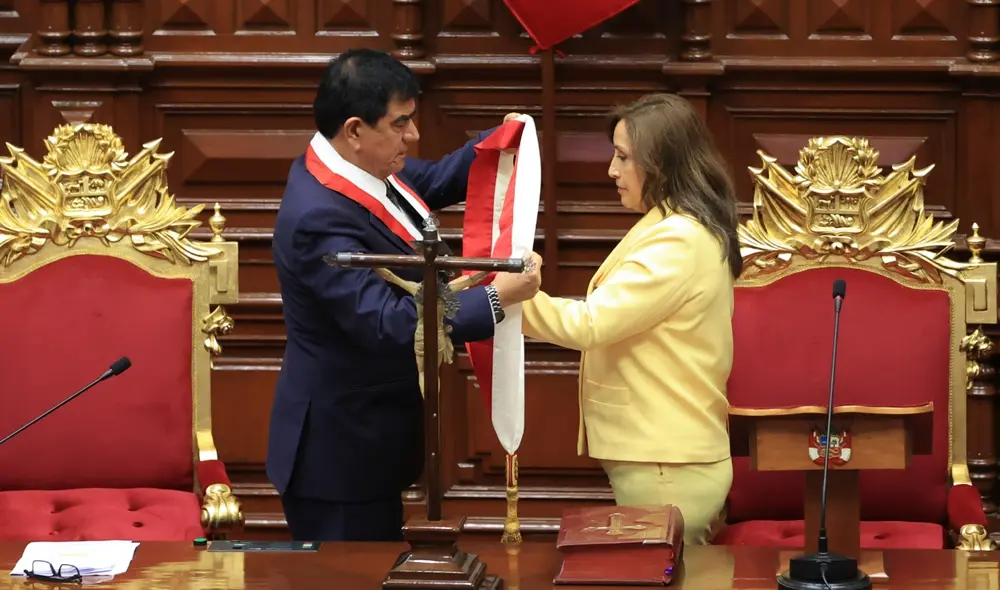 Boluarte Zegarra junto a Williams Zapata el día de su juramentación como primera mandataria. Foto: Presidencia