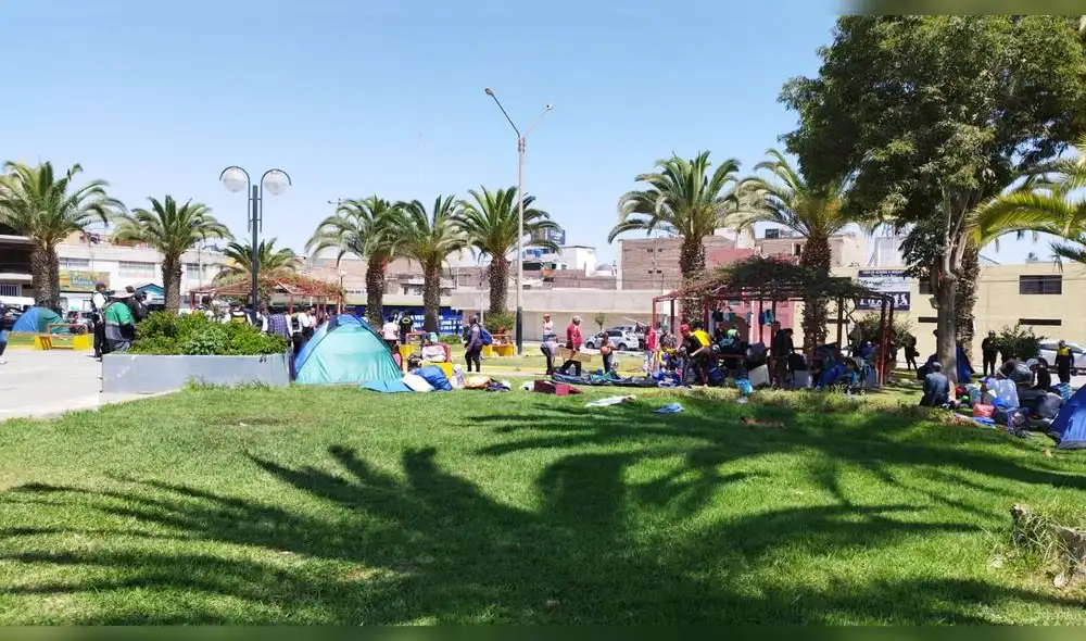 Ciudadanos extranjeros acamparon en la plaza de Tacna. Foto: Tacna en Vivo/Facebook