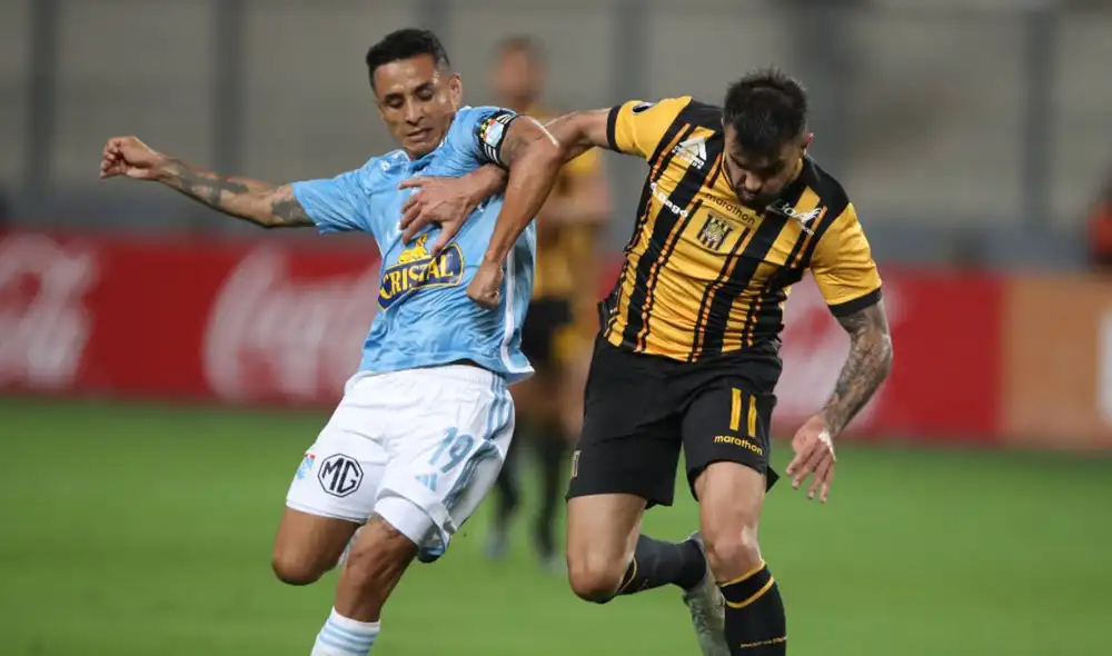 Cristal y The Strongest chocaron en el Nacional por la fecha 3 de la Copa Libertadores. Foto: EFE