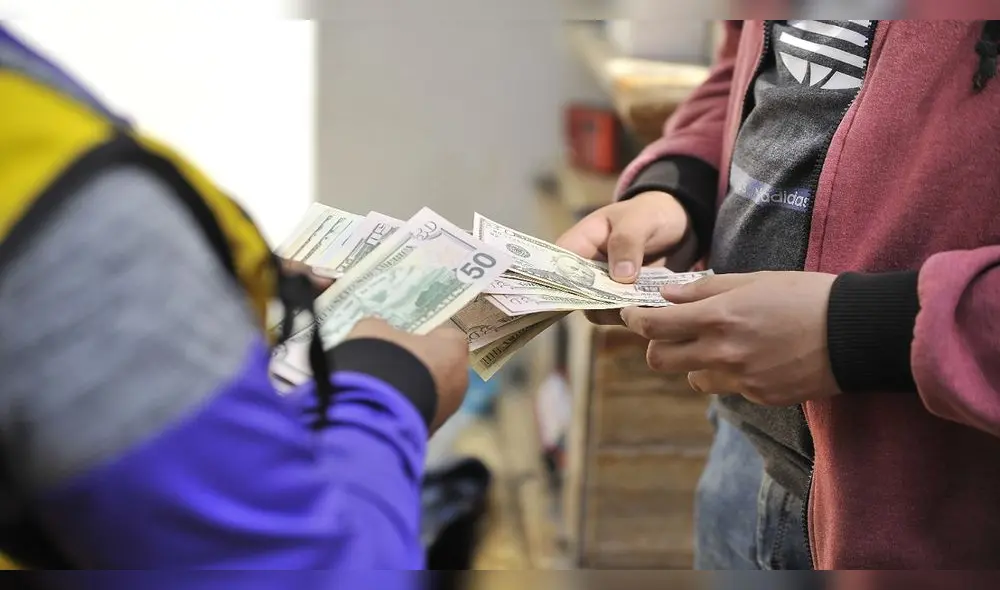 El dólar cerró abril en S/3,71. Acumula una variación de -2,50% en lo que va del año. El dólar cerró abril en S/3,71. Acumula una variación de -2,50% en lo que va del año.