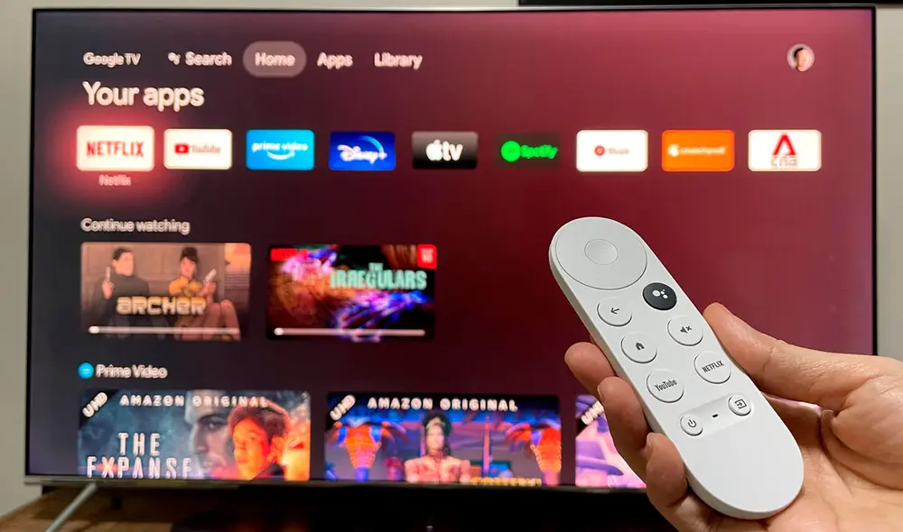 El Chromecast con Google TV viene con un control remoto. Foto: Can Buy or Not