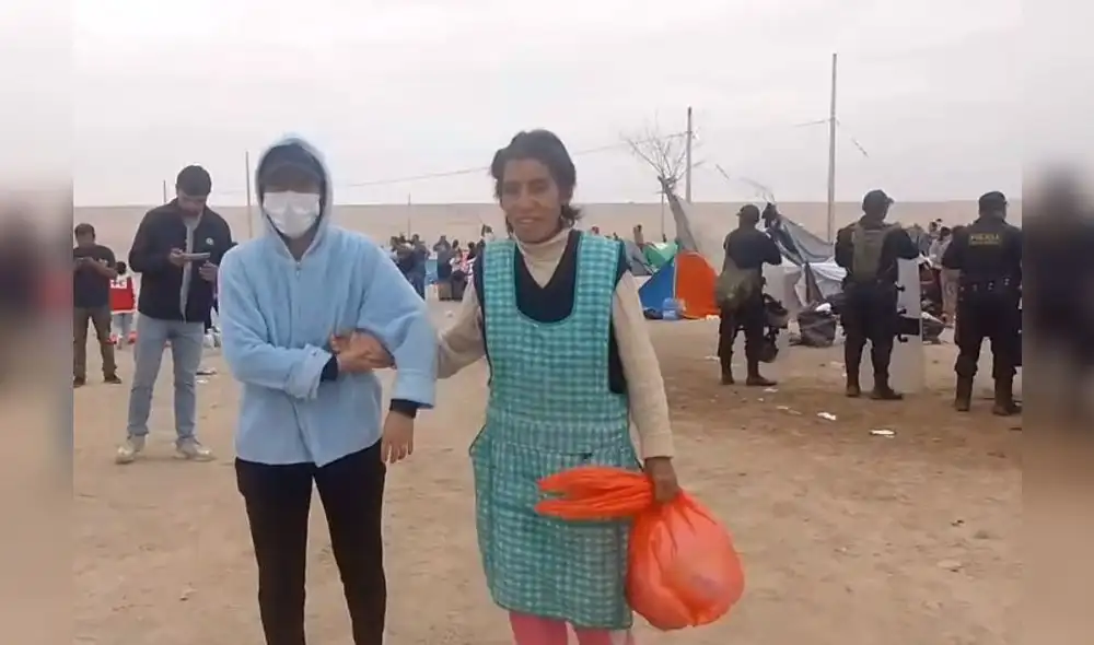 Mujeres llevaron chocolatada con panes para compartir con los extranjeros. Foto: captura/Radio RCC-video:RCC Mujeres llevaron chocolatada con panes para compartir con los extranjeros. Foto: captura/Radio RCC-video:RCC