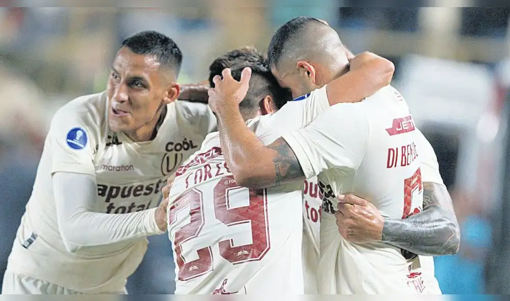 Unidos. El abrazo fraterno de todo el plantel crema tras el pitazo final en el coloso de Ate. La ‘U’ no sabe lo que es perder desde hace doce partidos. Foto: difusión Unidos. El abrazo fraterno de todo el plantel crema tras el pitazo final en el coloso de Ate. La ‘U’ no sabe lo que es perder desde hace doce partidos. Foto: difusión