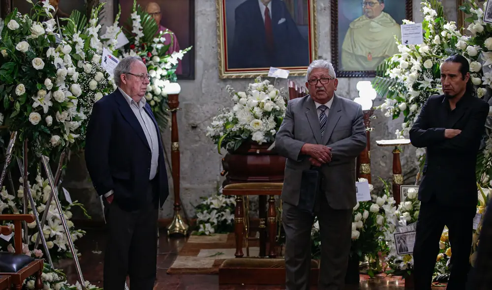 Exequias. Antonio Ugarte, Walther Márquez y Eduardo Ugarte en el homenaje al gran "Loló". Foto: Rodrigo Talavera/ LR Exequias. Antonio Ugarte, Walther Márquez y Eduardo Ugarte en el homenaje al gran "Loló". Foto: Rodrigo Talavera/ LR