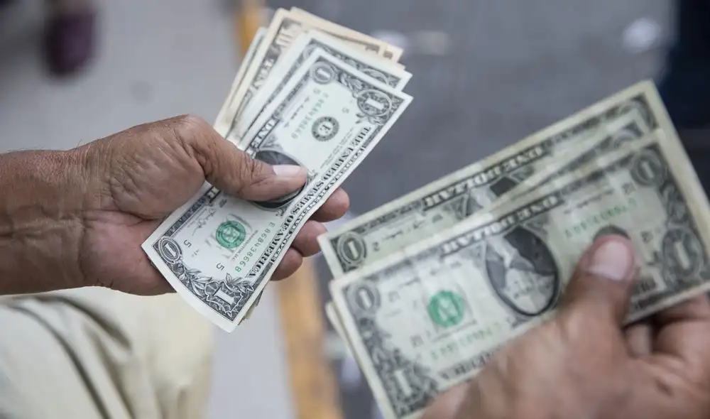 El dólar en el mercado paralelo cotizaba en S/3,690 la compra y S/3,720 la venta. Foto: Andina
