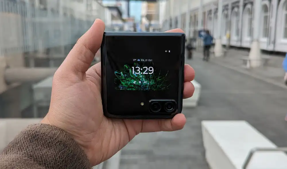 El Motorola Razr+ 2023 tendrá cámara trasera dual. Foto: TechRadar