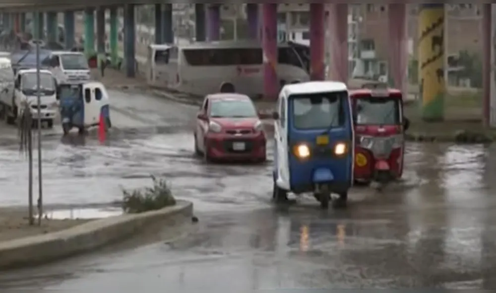 Conductores y peatones afectados por inundación de bypass de la avenida Pachacútec. Foto: captura de Panamericana TV
