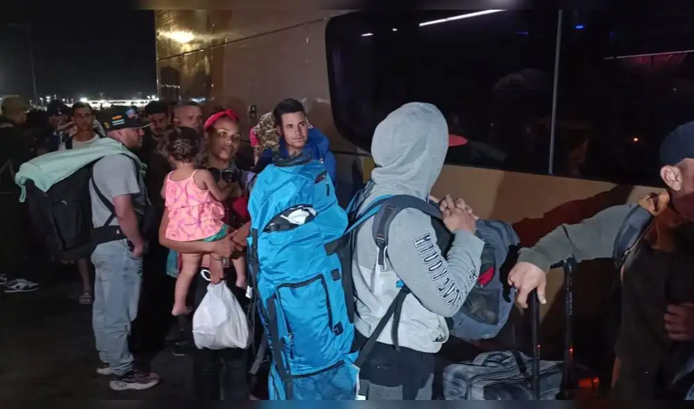 Ciudadanos extranjeros son trasladados a un albergue a la espera del vuelo humanitario que los regresará a Venezuela. Foto: Liz Ferrer Rivera / La República.