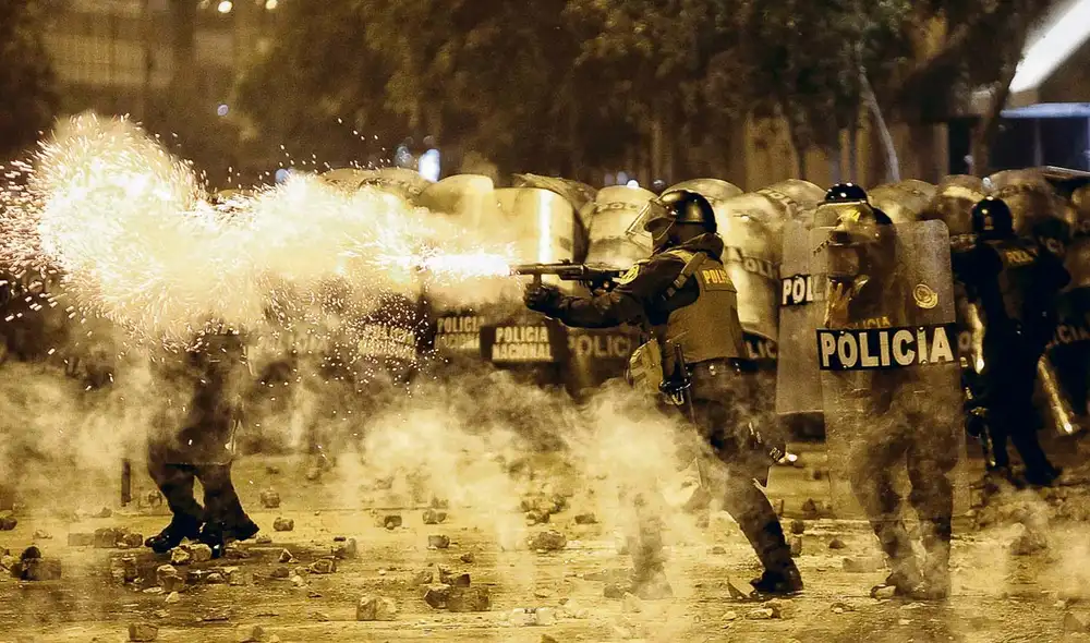 Uso excesivo. Existe una gran cantidad de videos y fotos que ilustra la reacción de las fuerzas del orden frente a las protestas contra el Ejecutivo y el Congreso. Foto: EFE