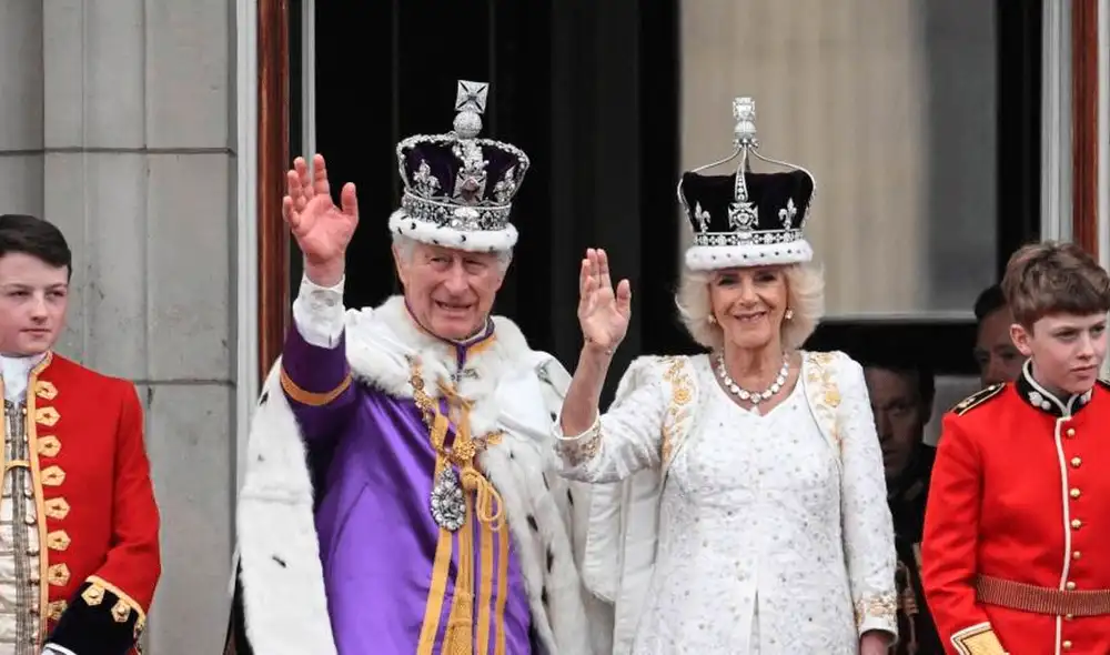 El rey Carlos III y la reina Camila saludan desde el balcón del Palacio de Buckingham tras ser coronados. Foto: AFP