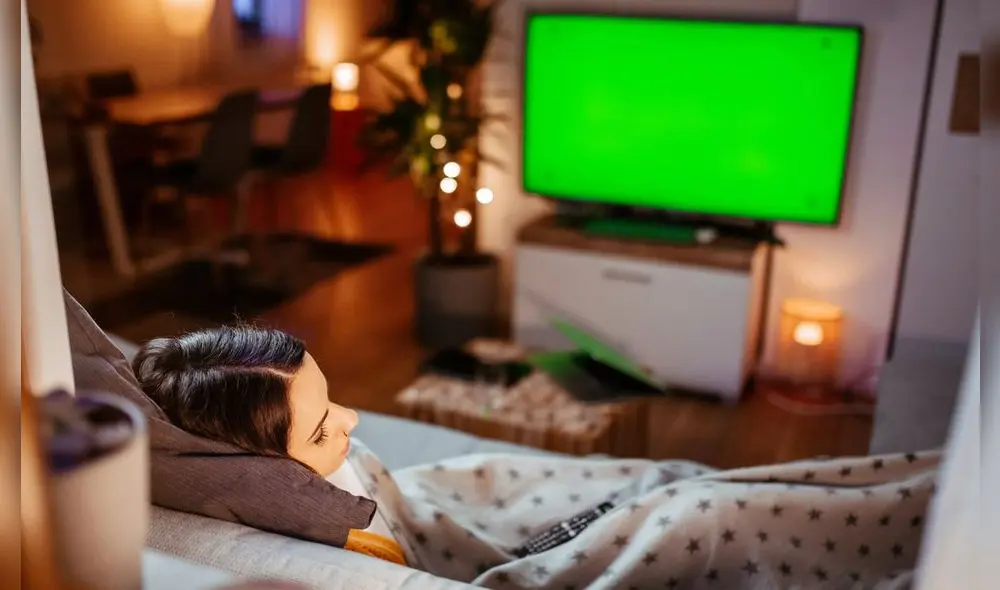Conoce si afecta en tu recibo de luz dejar conectado el televisor. Foto: Freepik