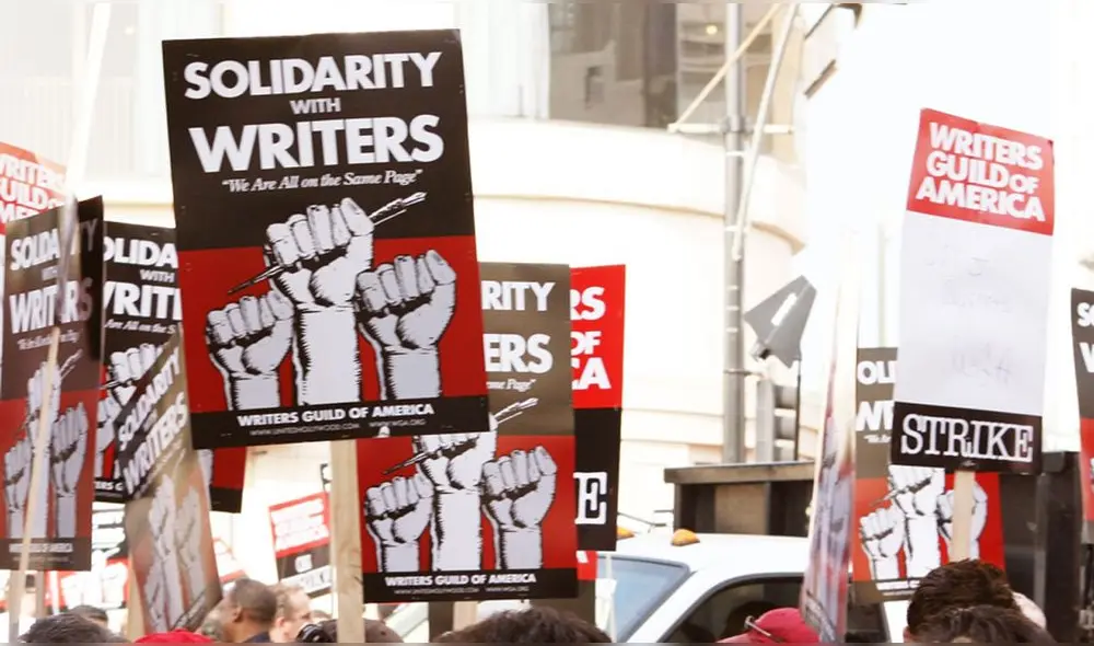 Guionistas de grandes productoras como Amazon, Disney, Netflix, Paramount, Warner Bros, entre otros siguen de huelga. Foto: AFP Guionistas de grandes productoras como Amazon, Disney, Netflix, Paramount, Warner Bros, entre otros siguen de huelga. Foto: AFP