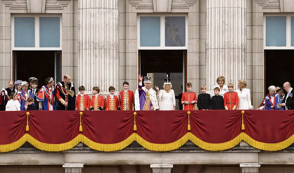 Poder. El rey Carlos III de Gran Bretaña con la corona del estado imperial y la reina Camila de Gran Bretaña junto a la familia real en el balcón del Palacio de Buckingham, en Londres. Foto: AFP