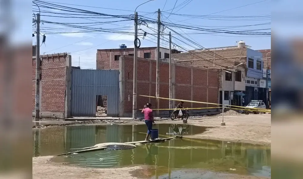 El colapso de los desagües no solo afecta a la población, sino también a colegios que ha suspendidos sus clases. Foto: Rosa Quincho / URPI-La República