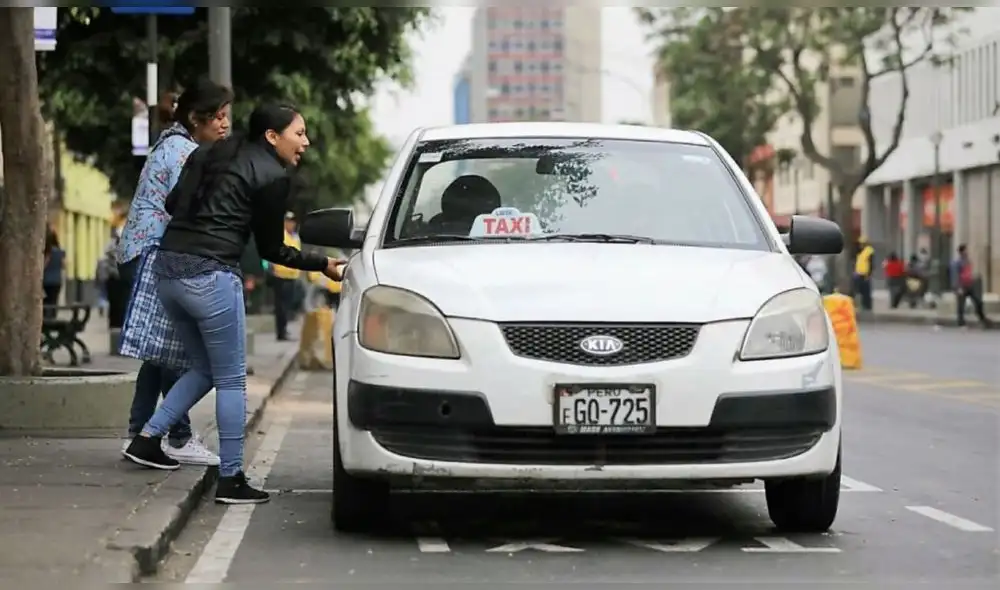 Actualmente, los autos colectivos funcionan de manera informal en Lima. Foto: Andina