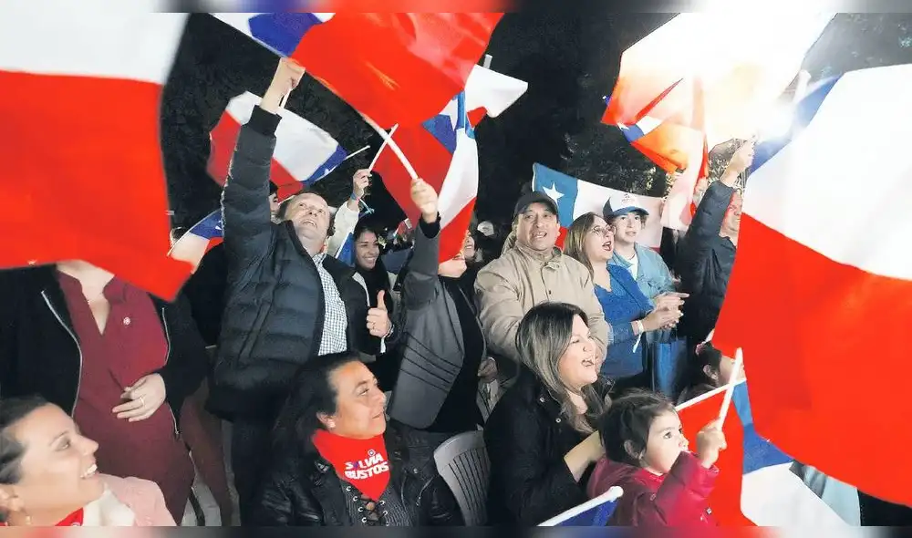 Festejo. Un grupo de personas se reúne en el comando del Partido Republicano, a la espera de resultados de los comicios para consejeros constitucionales, en Santiago. Foto: EFE