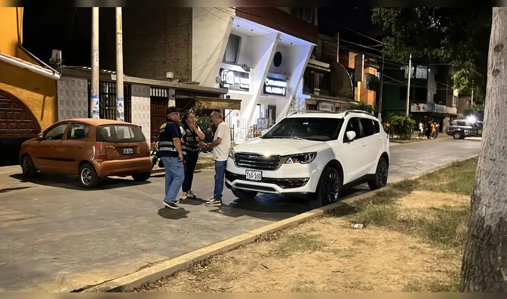 Agentes llegaron a escena del crimen: empresario minero fue asesinado en su vehículo. Foto: La República Agentes llegaron a escena del crimen: empresario minero fue asesinado en su vehículo. Foto: La República