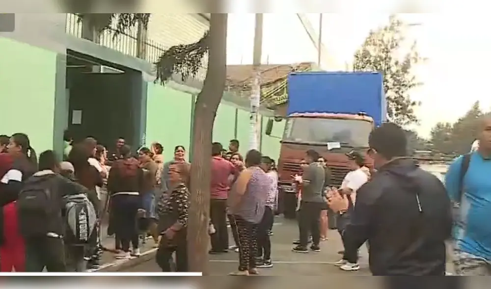 Dejan camión estacionado y a la venta fuera de un colegio de SMP. Foto: captura Latina Dejan camión estacionado y a la venta fuera de un colegio de SMP. Foto: captura Latina