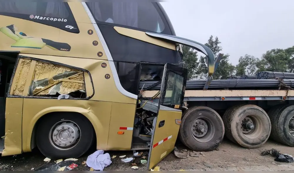 Bus chocó contra la parte trasera de un tráiler en Surco. Foto: Omar Coca/LR Bus chocó contra la parte trasera de un tráiler en Surco. Foto: Omar Coca/LR