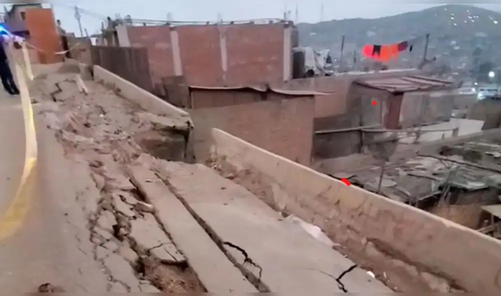 Pista colapsa junto a muro de contención en asentamiento humano en Ventanilla. Foto: Instagram/sanpatrickcio Pista colapsa junto a muro de contención en asentamiento humano en Ventanilla. Foto: Instagram/sanpatrickcio
