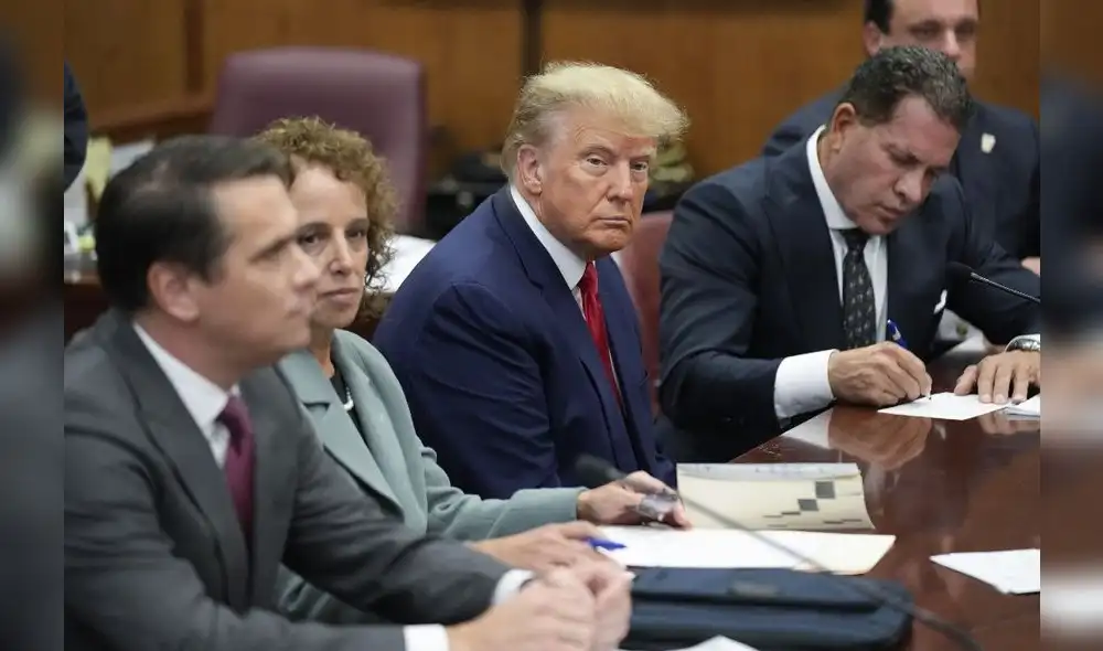 Donald Trump en el tribunal esperando la audiencia. Foto: AFP Donald Trump en el tribunal esperando la audiencia. Foto: AFP
