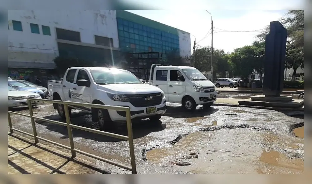 Calles son una coladera de huecos y aguas residuales: conductores y peatones en peligro.. Foto: Carlos Vásquez / La República