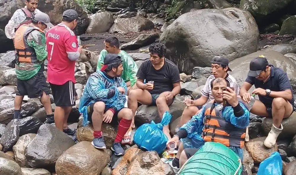 Rescatados. Mineros fuyeron hallados con vida, tras sesis días de búsqueda. Lo primero que hicieron fue comer. Foto: LR