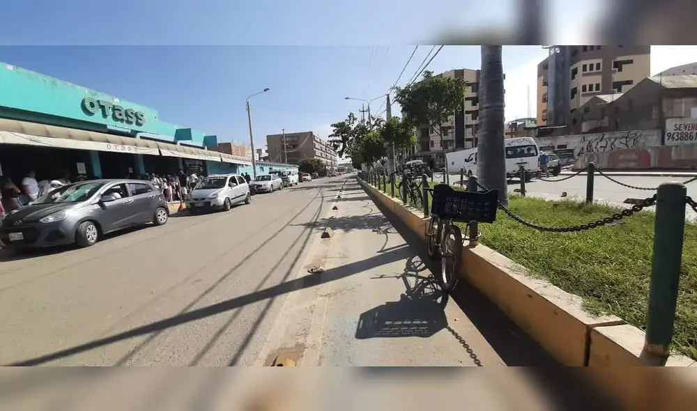 Ciclovía instalada en la avenida Miguel Grau ya empezó a ser eliminada. Foto: Carlos Vásquez / La República Ciclovía instalada en la avenida Miguel Grau ya empezó a ser eliminada. Foto: Carlos Vásquez / La República