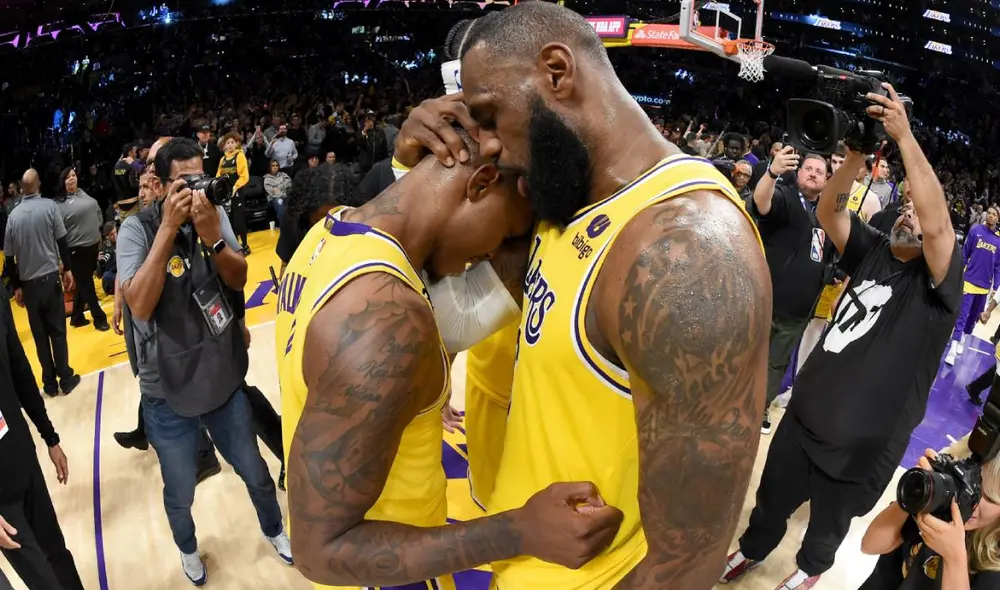 LeBron junto a Loney protagonizaron una emocionante imagen al final del partido. Foto: NBA