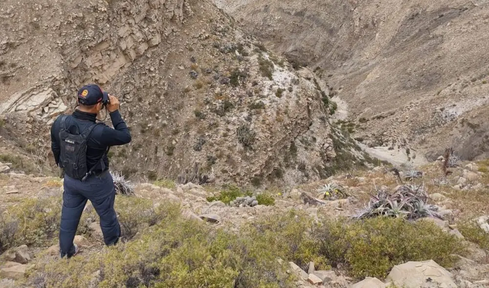 Búsqueda. Policías lo siguen buscando por la agreste zona. Foto: LR Búsqueda. Policías lo siguen buscando por la agreste zona. Foto: LR