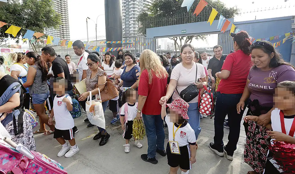 Escolares. La propuesta del váucher educativo podría ser debatida en breve. El exministro Becerra señaló su apoyo a la iniciativa. Los docentes están en contra. Foto: difusión Escolares. La propuesta del váucher educativo podría ser debatida en breve. El exministro Becerra señaló su apoyo a la iniciativa. Los docentes están en contra. Foto: difusión