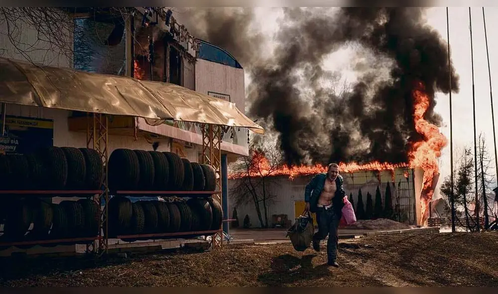 Ataque. Ciudadano ucraniano huye salvando algunas pertenencias. Foto: Felipe Dana. Associated Press Ataque. Ciudadano ucraniano huye salvando algunas pertenencias. Foto: Felipe Dana. Associated Press