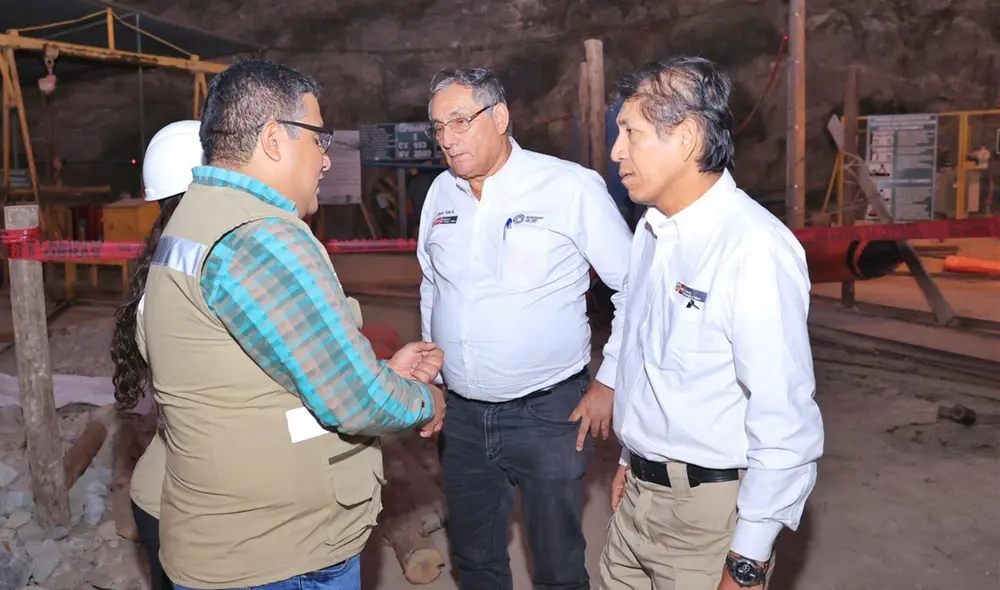 In situ. Ministro de Energía y Minas llegó hasta la mina de Yanaquihua donde comprobó que los concesionarios no tenían un plan de evacuación. In situ. Ministro de Energía y Minas llegó hasta la mina de Yanaquihua donde comprobó que los concesionarios no tenían un plan de evacuación.