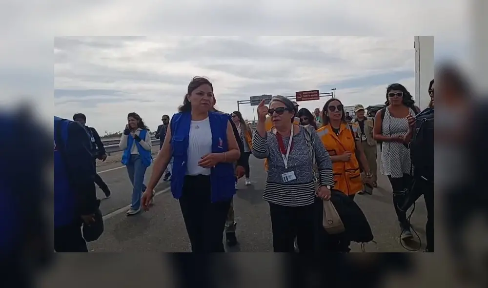 Eliana Revollar y Consuelo Contreras (derecha) verificaron las condiciones de los ciudadanos extranjeros. Foto: Liz Ferrer/ La República Eliana Revollar y Consuelo Contreras (derecha) verificaron las condiciones de los ciudadanos extranjeros. Foto: Liz Ferrer/ La República