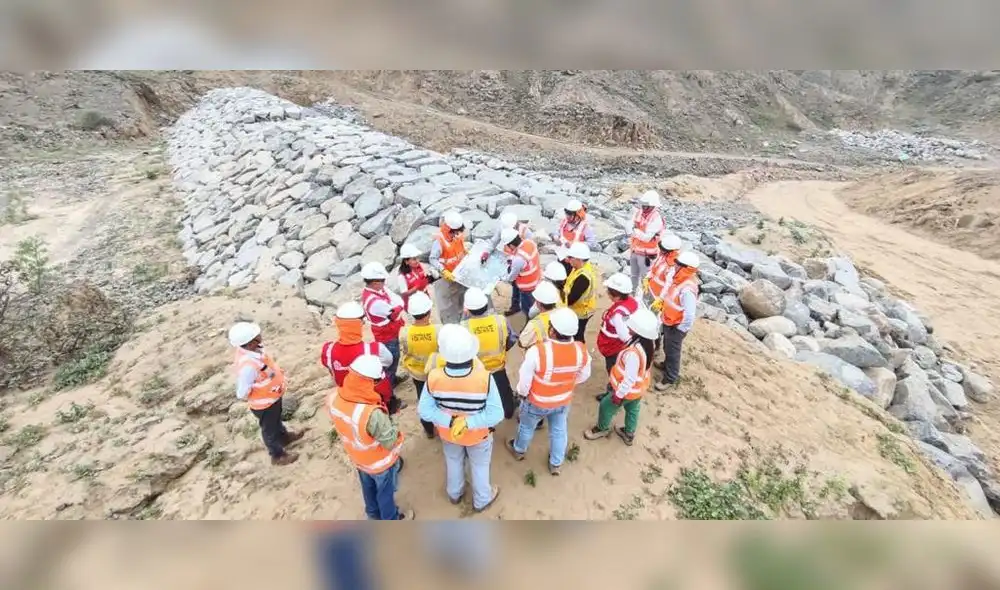 SITU. Técnicos explicaron función de diques a autoridades. Foto: La República