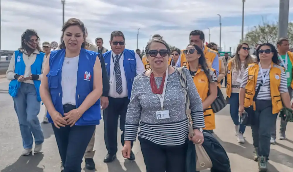 Visita a la frontera. La Defensora del Pueblo de Perú y directora del Instituto de DDHH de Chile conversan con migrantes.Foto: LR Visita a la frontera. La Defensora del Pueblo de Perú y directora del Instituto de DDHH de Chile conversan con migrantes.Foto: LR
