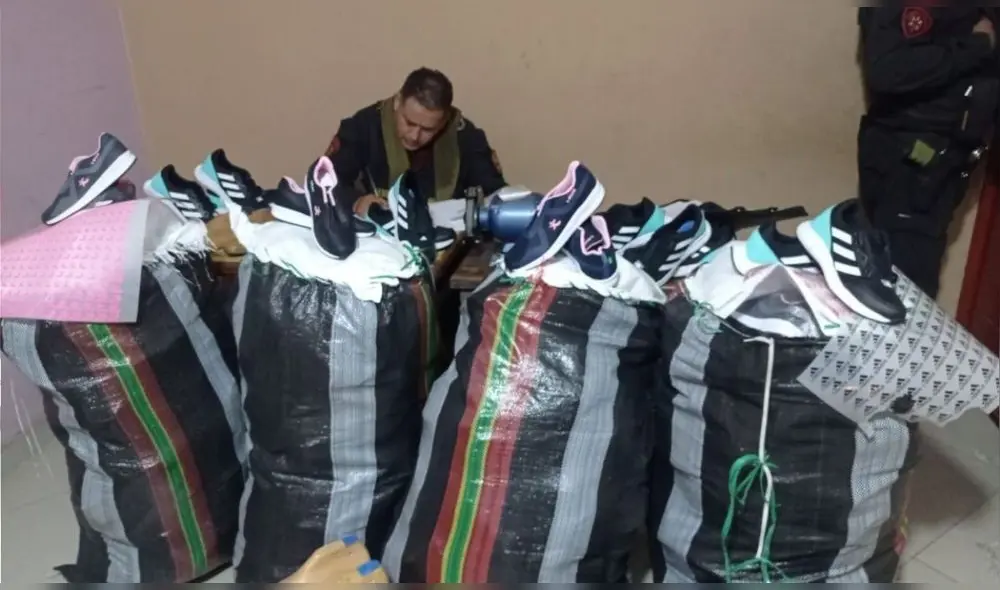 Los detenidos tenían en su poder 4 sacos llenos de zapatillas bambas. Foto: PNP Los detenidos tenían en su poder 4 sacos llenos de zapatillas bambas. Foto: PNP