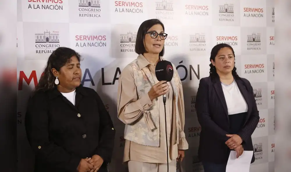 Gremios periodísticos convocaron un plantón para expresar su rechazo a la 'ley mordaza'. Foto: La República - Video: La República