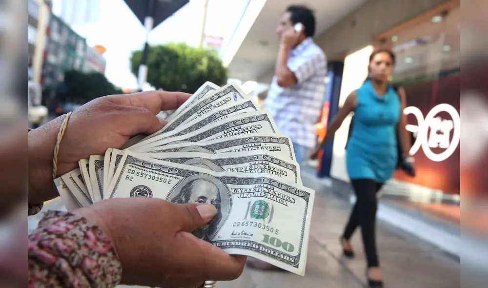 El dólar en el mercado paralelo cotizaba en S/3,655 la compra y S/3,690 la venta. Foto: Andina El dólar en el mercado paralelo cotizaba en S/3,655 la compra y S/3,690 la venta. Foto: Andina