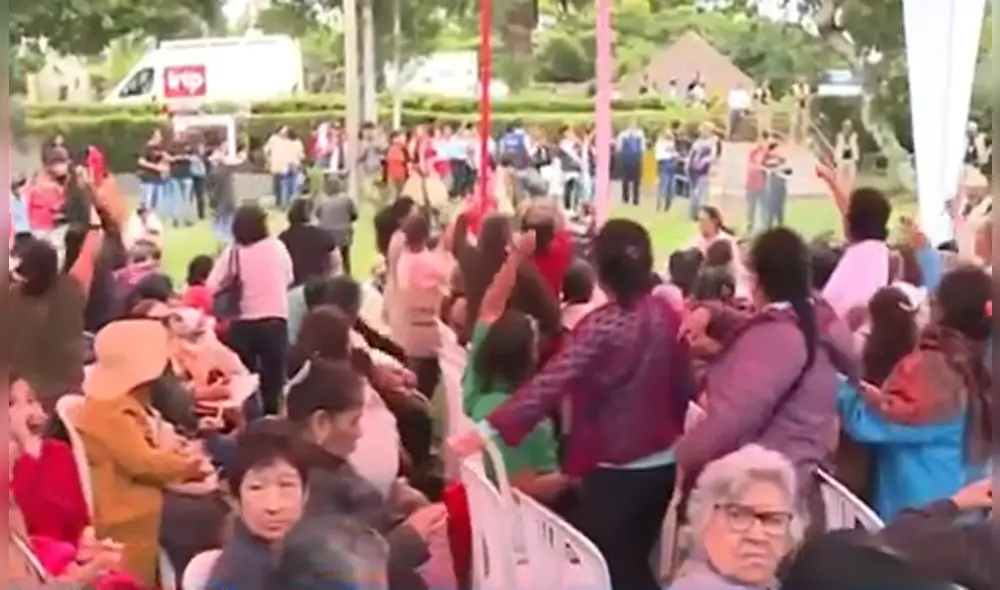 Dina Boluarte pidió disculpas del caso a las madres de familia por llegar tarde. Foto: Canal N| Video: Canal N