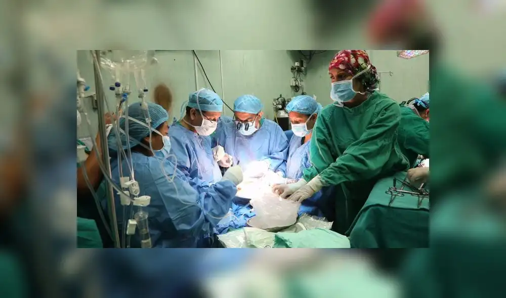Los familiares de los pacientes a salvo agradecieron a la familia del donante. Foto: EsSalud Los familiares de los pacientes a salvo agradecieron a la familia del donante. Foto: EsSalud
