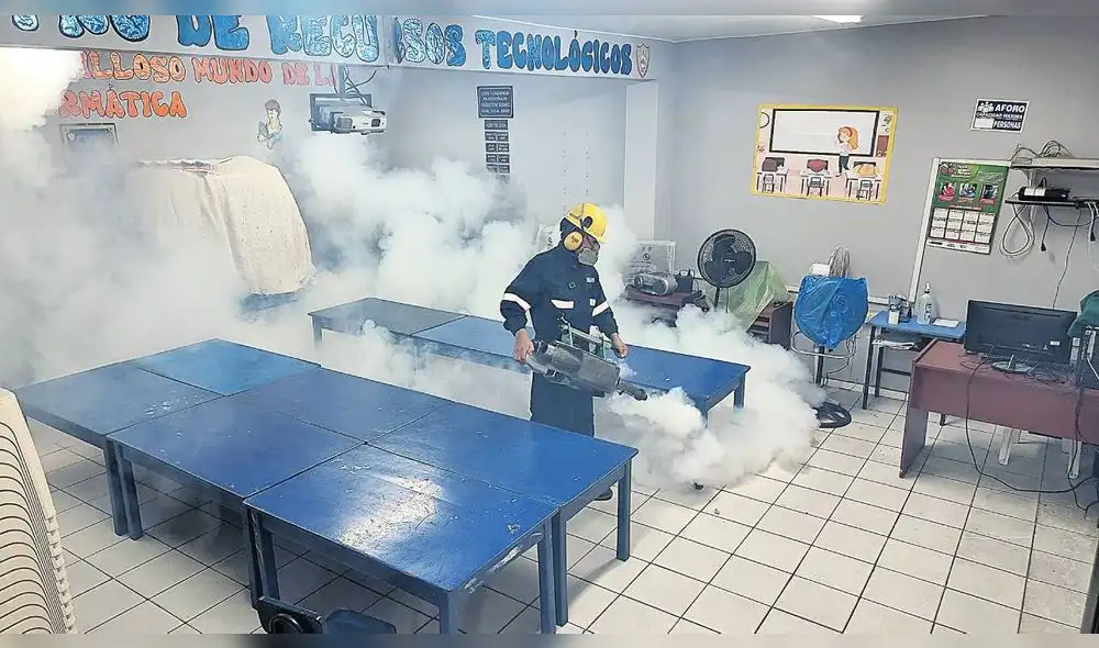 Acciones. Las autoridades han decidido fumigar colegios para matar al mosquito del dengue. Foto: difusión