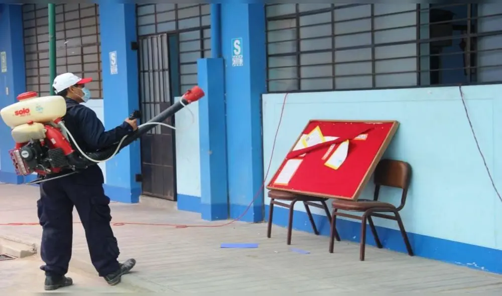 Fumigan colegios de Catacaos para prevenir casos de dengue. | Foto: Andina