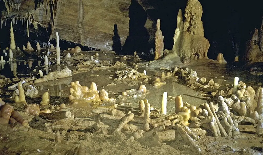 Construcción neandertal en la cueva de Bruniquel, en Francia. Foto: Nature / Jaubert et. al (2016) Construcción neandertal en la cueva de Bruniquel, en Francia. Foto: Nature / Jaubert et. al (2016)