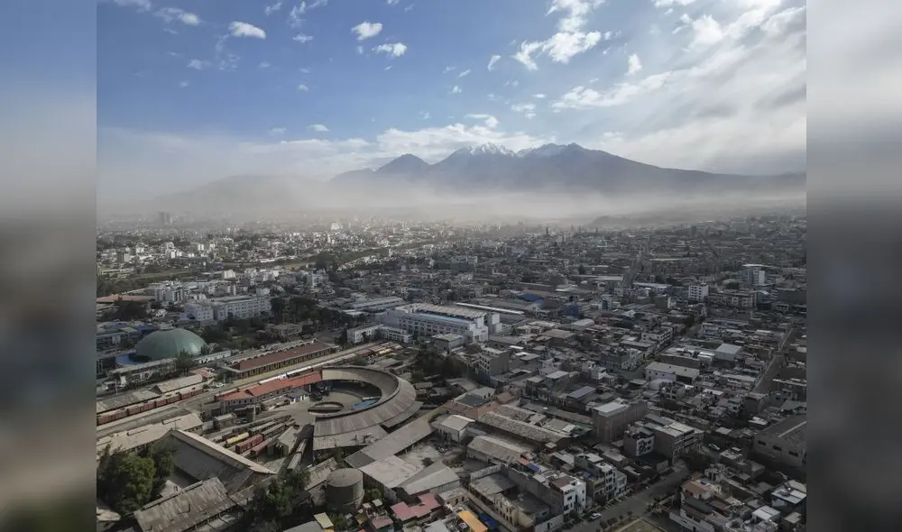 Polvareda. Vientos levantaron terrales que provinieron de los volcanes. Foto: Rodrigo Talavera/La República. Polvareda. Vientos levantaron terrales que provinieron de los volcanes. Foto: Rodrigo Talavera/La República.